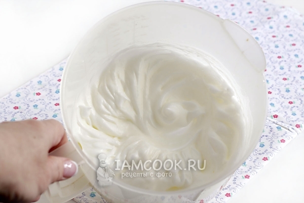 Взбить белки с сахарной пудрой