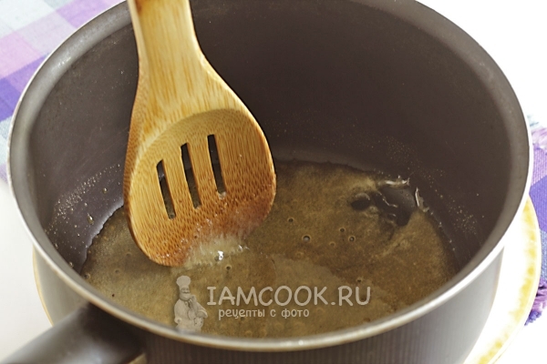 Нагреть мед с сахаром