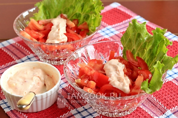 Положить помидоры и заправку