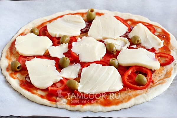 Положить оливки и сыр