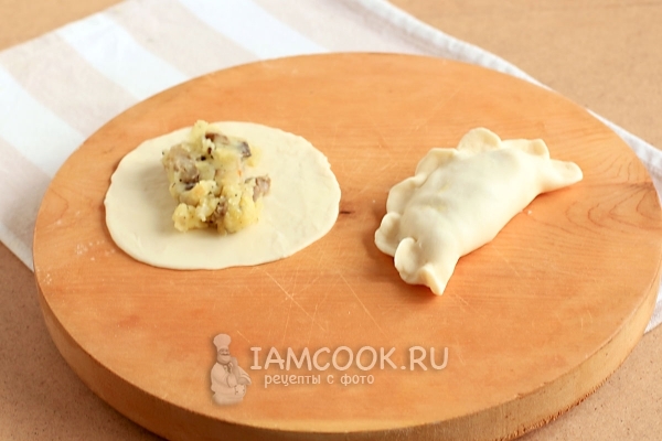 Положить на тесто начинку