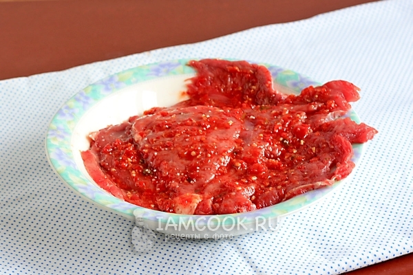 Смазать мясо аджикой