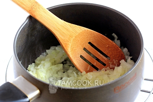 Обжарить лук