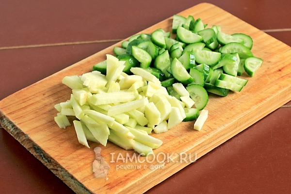 Порезать огурцы и яблоко