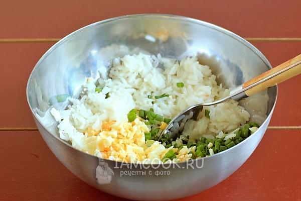 Соединить рис, яйца и лук