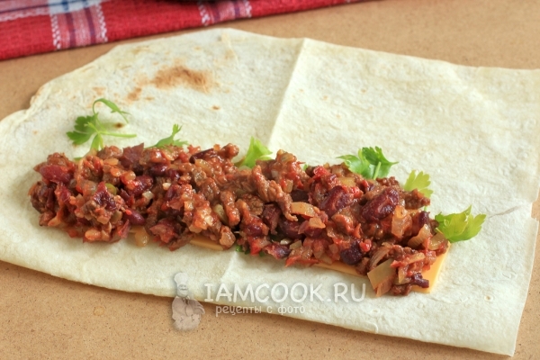 Положить мясную начинку