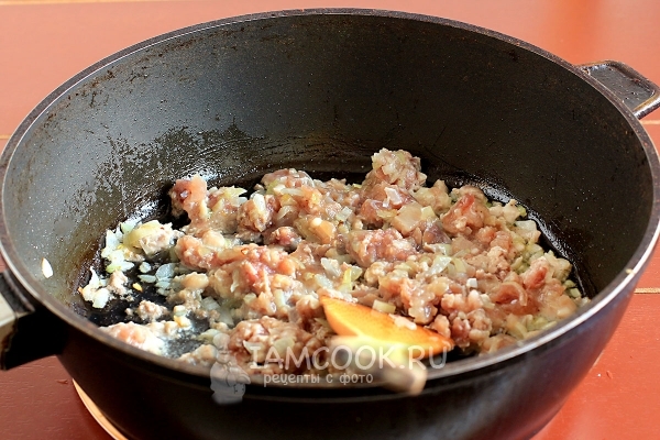 Обжариваем фарш