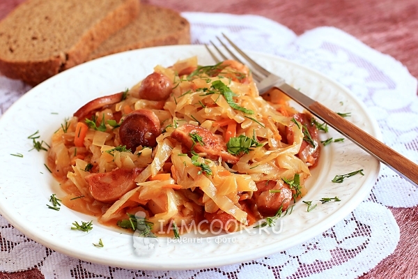 Фото бигуса с сосисками и свежей капустой