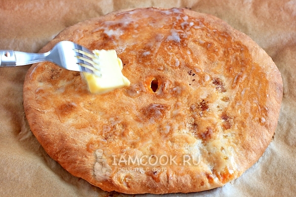 Смазать пирог сливочным маслом