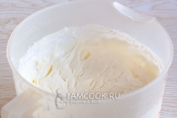 Взбить сметану с сахаром