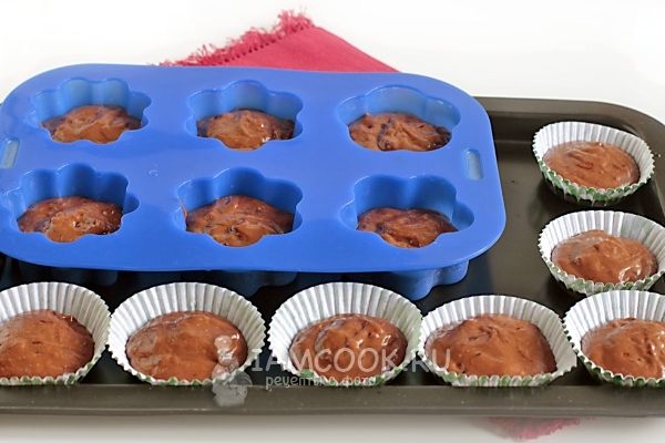 Разложить тесто по формочкам