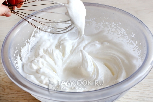 Взбить белки с сахаром