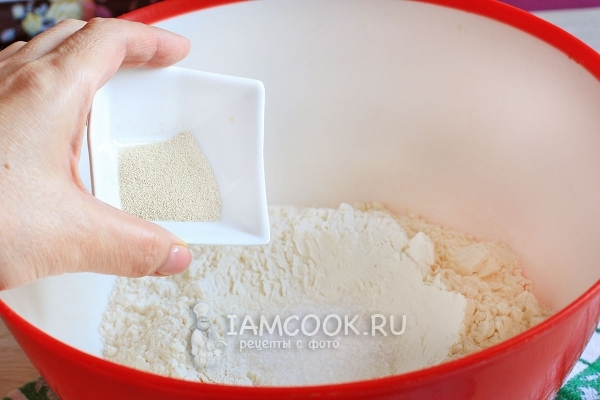 Всыпать дрожжи