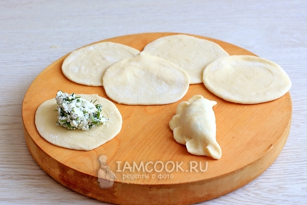 Положить на тесто начинку