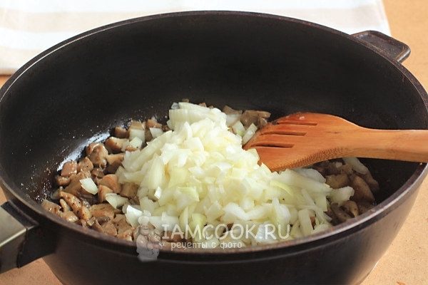 Положить к грибам лук