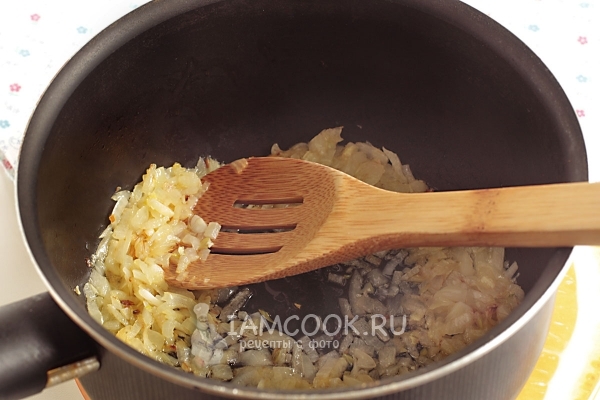 Обжарить лук