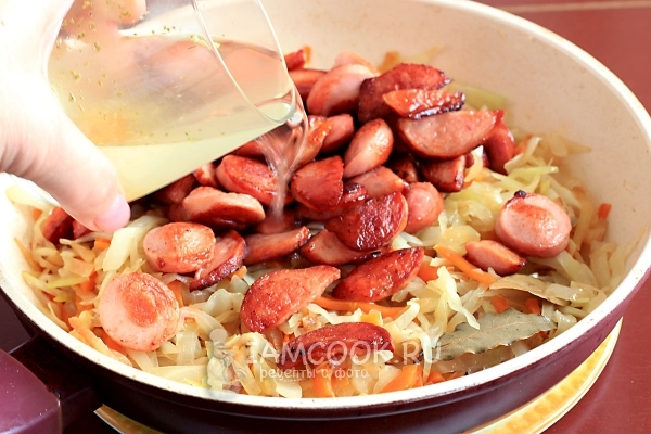 Добавить копчености и бульон