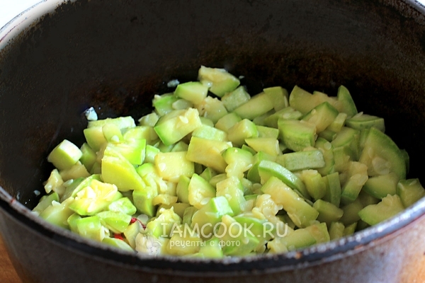 Обжарить кабачки