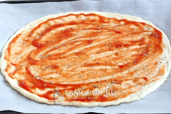Смазать тесто соусом