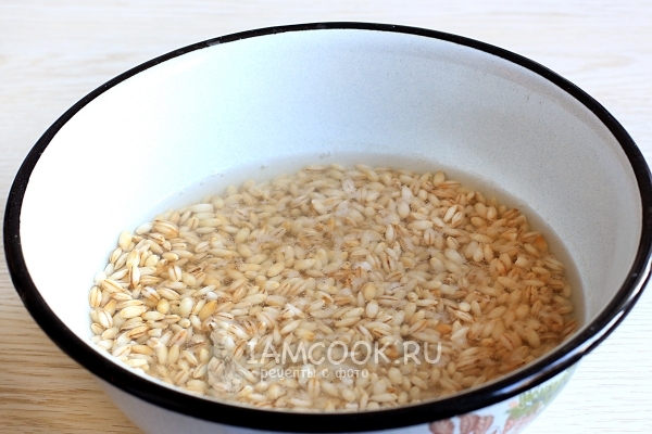Залить перловку водой