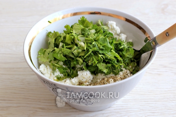 Соединить творог с солью и зеленью