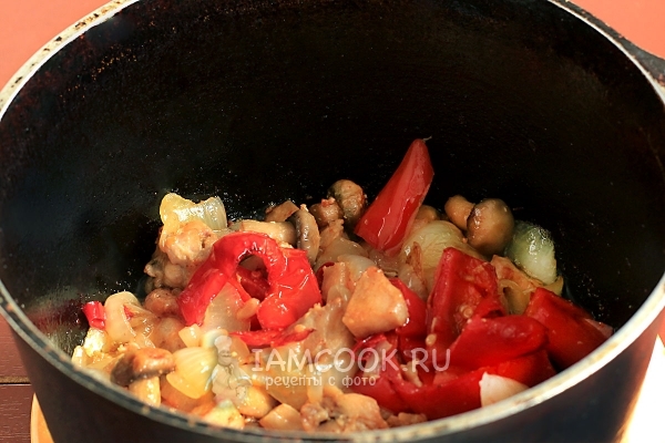 Потушить мясо с грибами и овощами