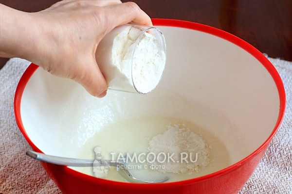 Всыпать муку