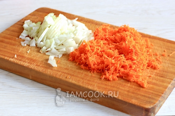 Измельчить лук и морковь