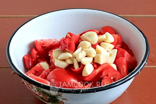 Порезать помидоры, перец и чеснок