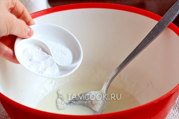 Всыпать в кефир сахар, соль и соду