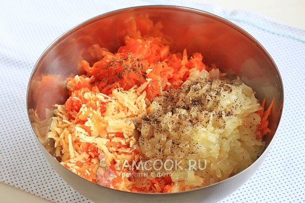 Соединить тыкву, лук, сыр и специи
