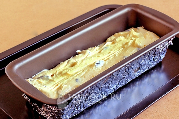 Положить тесто в форму