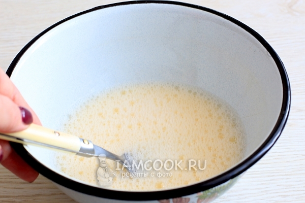 Взбить яйцо с солью