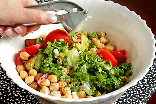 Выдавить чеснок