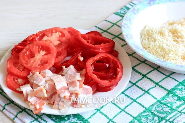 Порезать перец, помидоры и бекон