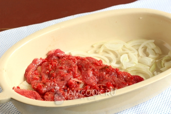 Положить в форму лук и мясо