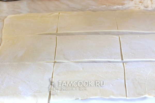 Нарезать тесто на квадраты
