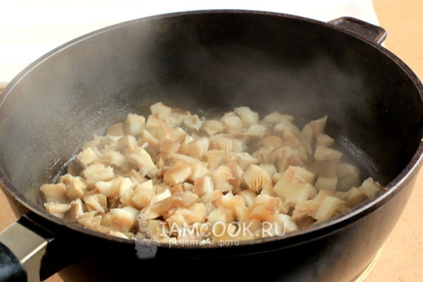 Положить грибы на сковороду