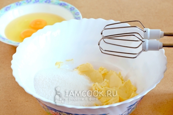 Взбить масло с сахаром
