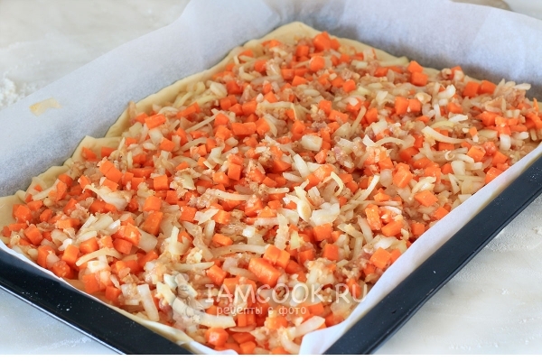 Положить на тесто начинку