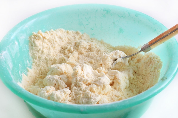 Положить сметану