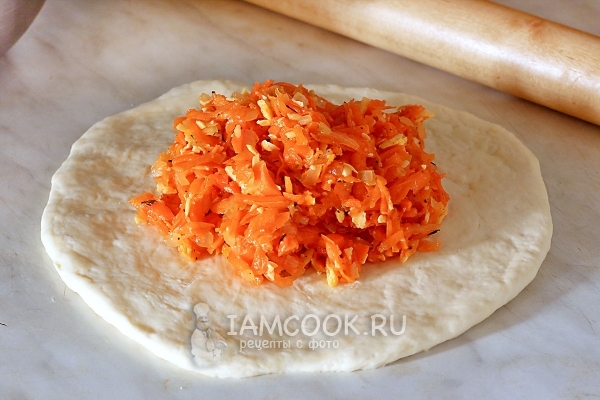 Положить на тесто начинку