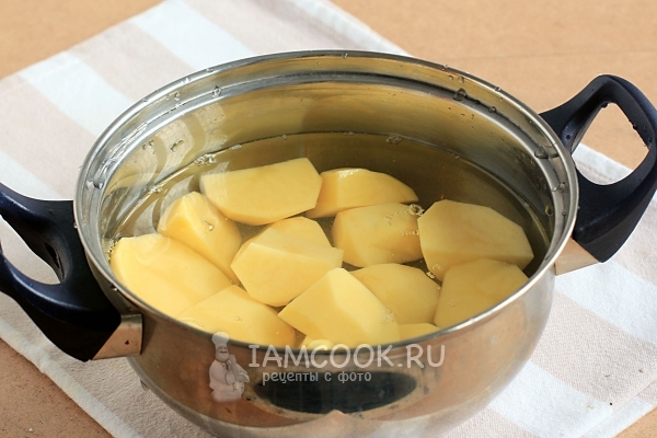 Положить картофель в кастрюлю с водой