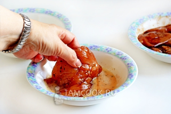 Обвалять мясо в яйце и муке