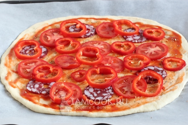 Положить колбасу, перец и помидоры