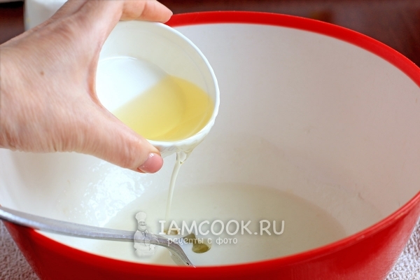 Влить масло