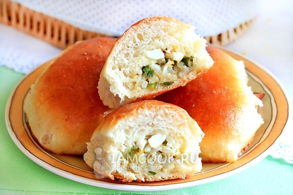 Рецепт печеных пирожков с рисом, яйцом и зеленым луком