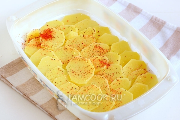 Посыпать картофель солью и специями