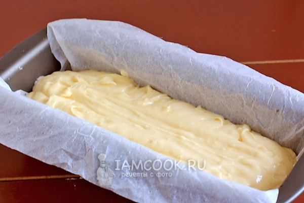 Положить тесто в форму