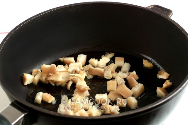 Обжарить грибы